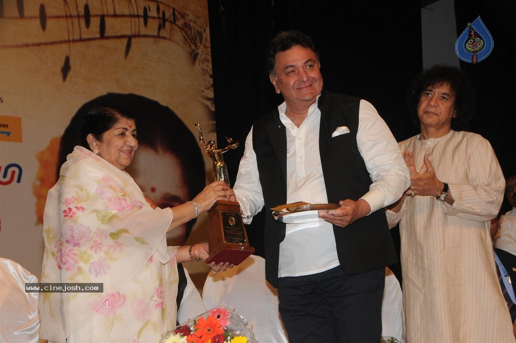 Bolly Celebs at 25th Master Dinanath Mangeshkar Puraskar - 68 / 83 photos