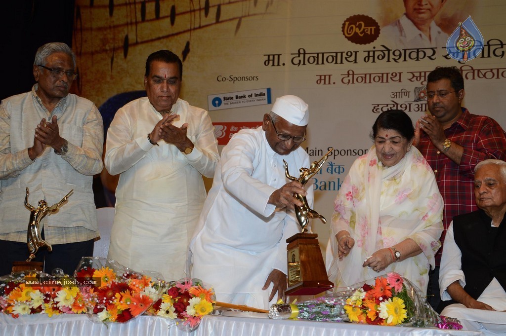 Bolly Celebs at 25th Master Dinanath Mangeshkar Puraskar - 71 / 83 photos