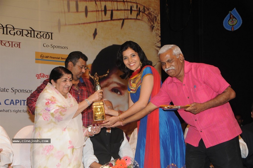 Bolly Celebs at 25th Master Dinanath Mangeshkar Puraskar - 73 / 83 photos