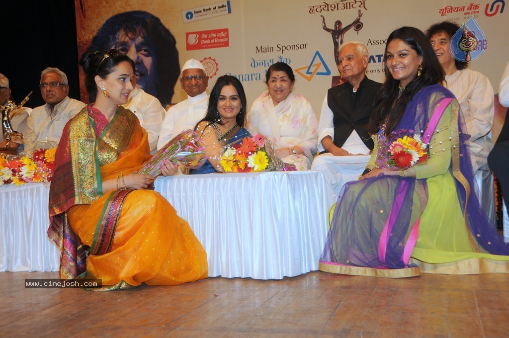 Bolly Celebs at 25th Master Dinanath Mangeshkar Puraskar - 78 / 83 photos