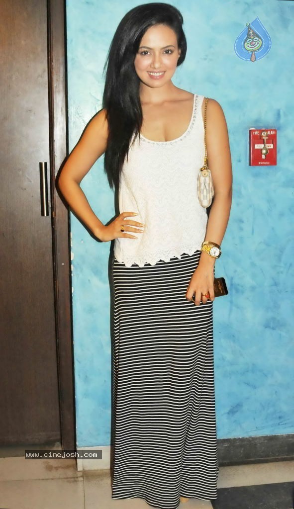 Bolly Celebs at 2 States Special Screening - 40 / 48 photos