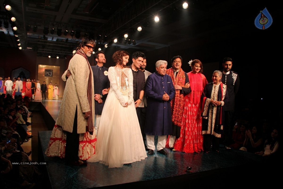 Bolly Celebs at 5th Annual Mijwan Fashion Show - 2 / 104 photos