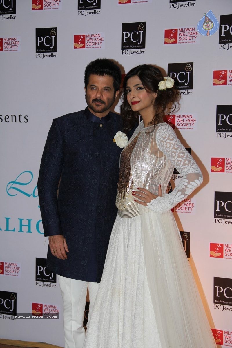 Bolly Celebs at 5th Annual Mijwan Fashion Show - 4 / 104 photos