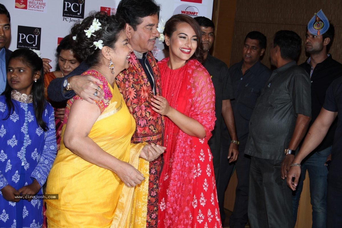 Bolly Celebs at 5th Annual Mijwan Fashion Show - 9 / 104 photos