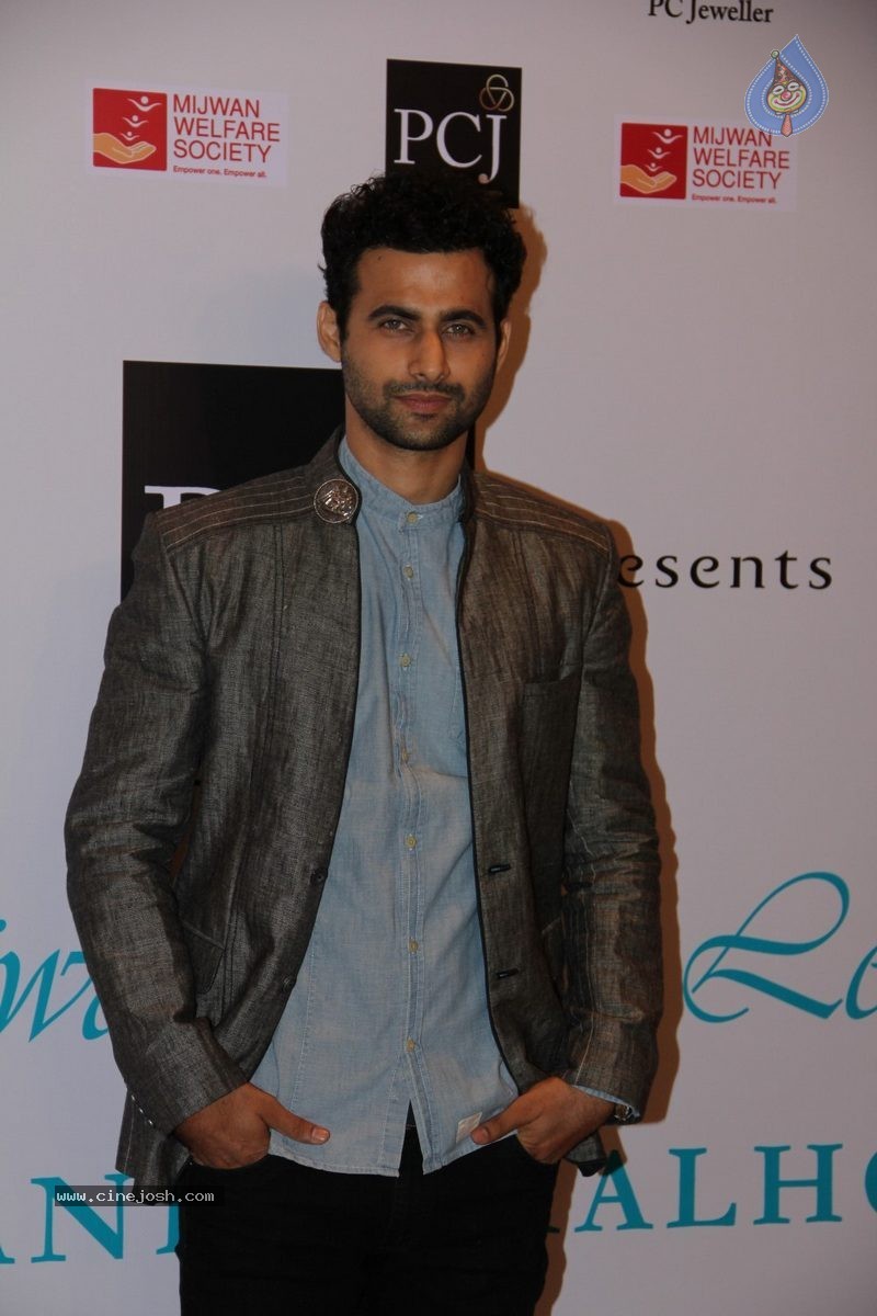 Bolly Celebs at 5th Annual Mijwan Fashion Show - 21 / 104 photos