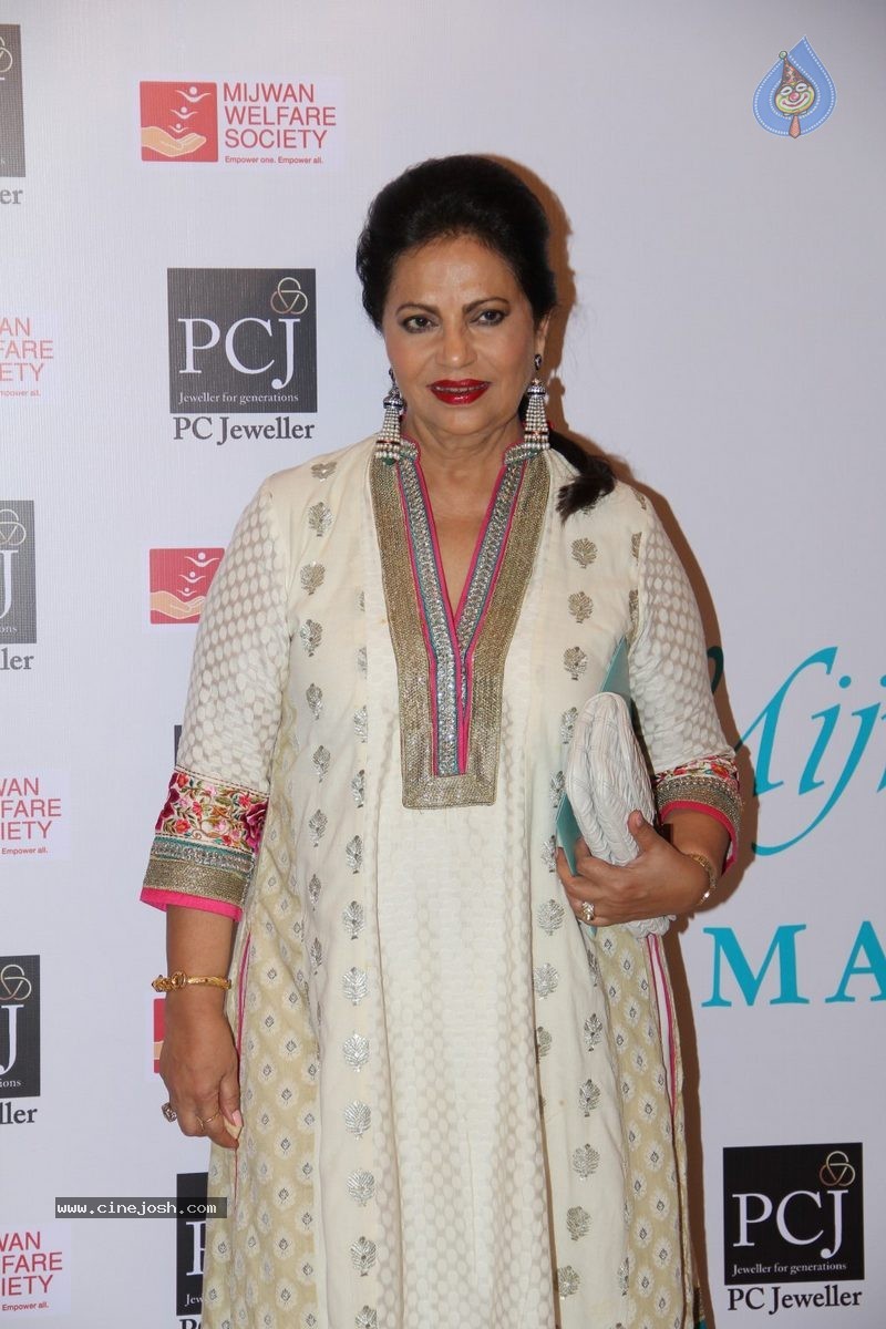 Bolly Celebs at 5th Annual Mijwan Fashion Show - 36 / 104 photos