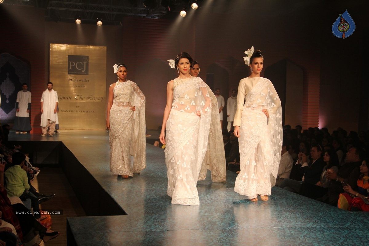 Bolly Celebs at 5th Annual Mijwan Fashion Show - 42 / 104 photos