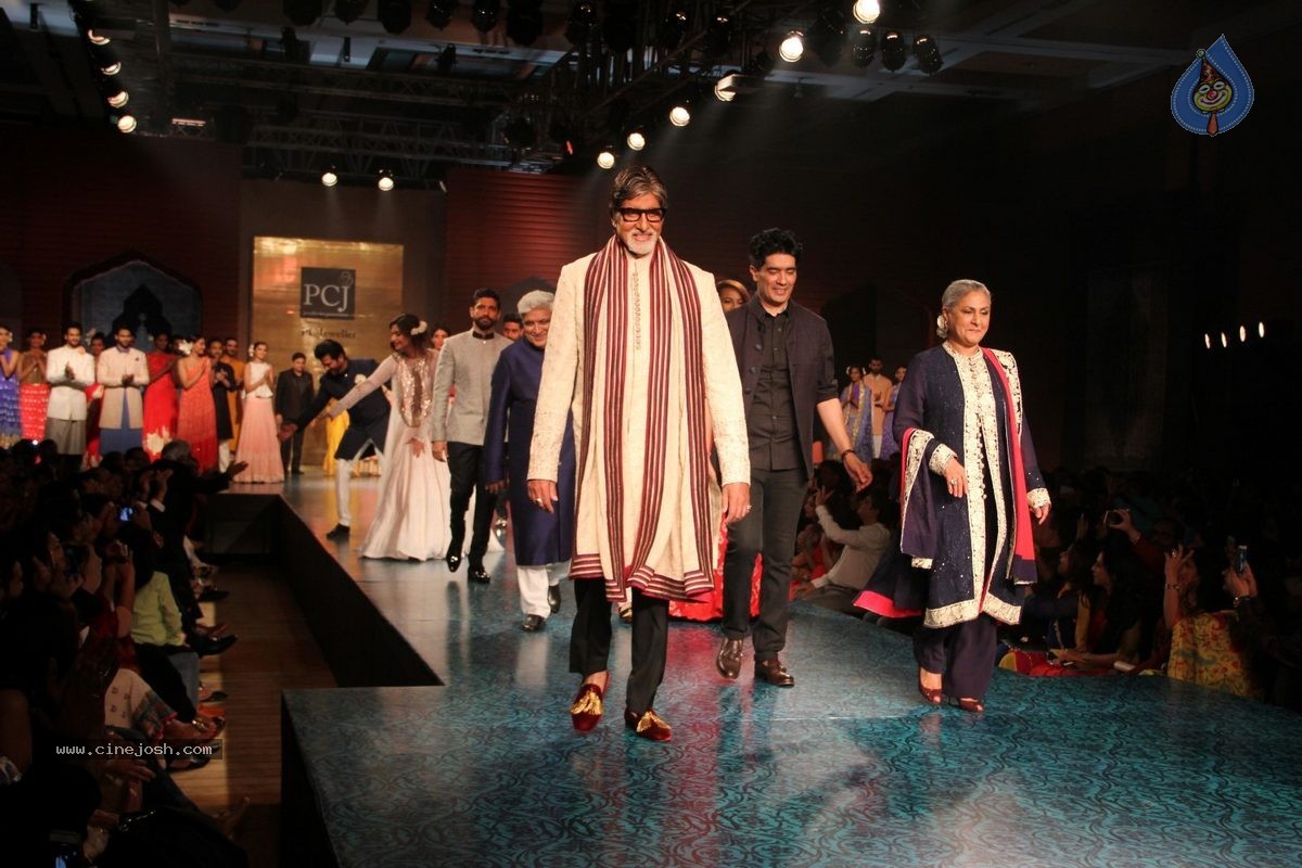 Bolly Celebs at 5th Annual Mijwan Fashion Show - 52 / 104 photos
