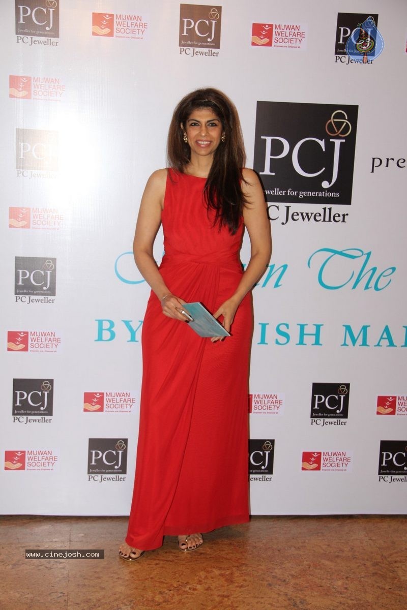 Bolly Celebs at 5th Annual Mijwan Fashion Show - 72 / 104 photos