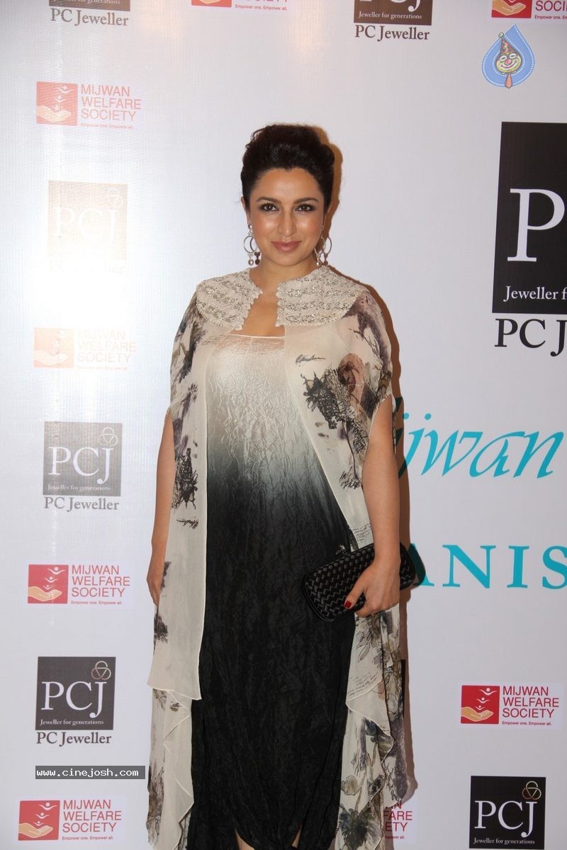 Bolly Celebs at 5th Annual Mijwan Fashion Show - 76 / 104 photos