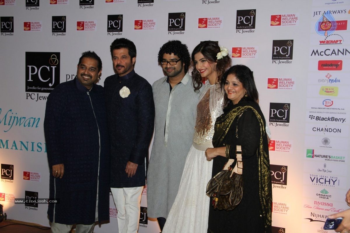 Bolly Celebs at 5th Annual Mijwan Fashion Show - 82 / 104 photos