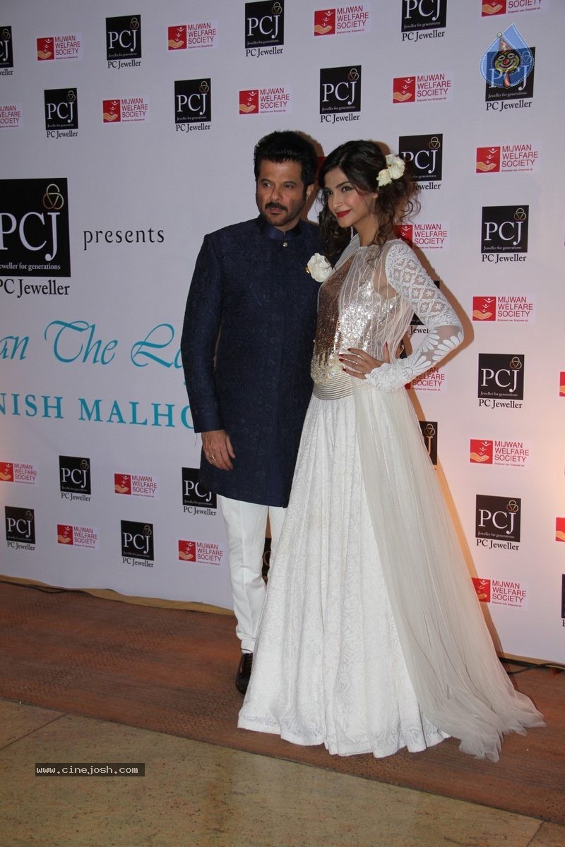 Bolly Celebs at 5th Annual Mijwan Fashion Show - 102 / 104 photos