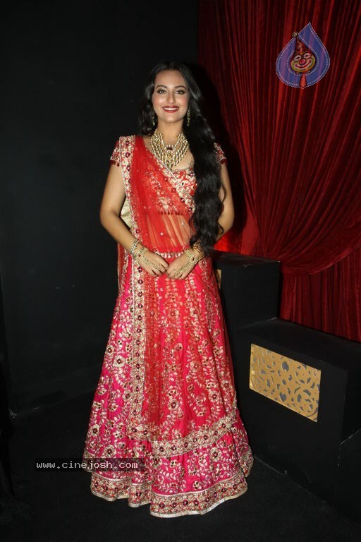 Bolly Celebs at Aamby Valley India Bridal Fashion Week - 4 / 54 photos