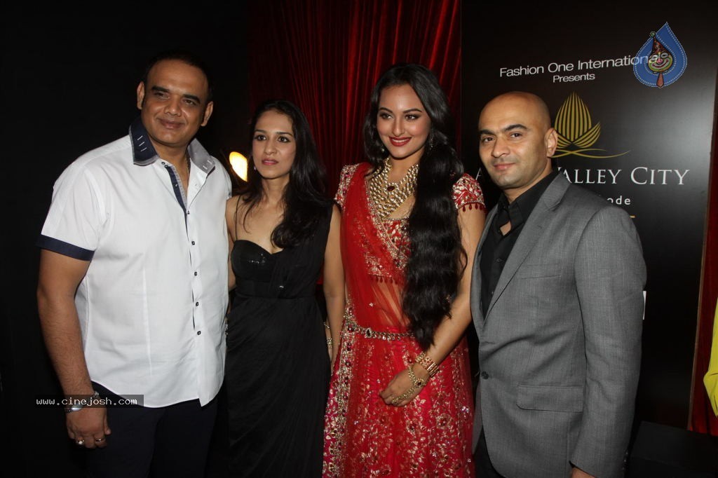 Bolly Celebs at Aamby Valley India Bridal Fashion Week - 5 / 54 photos