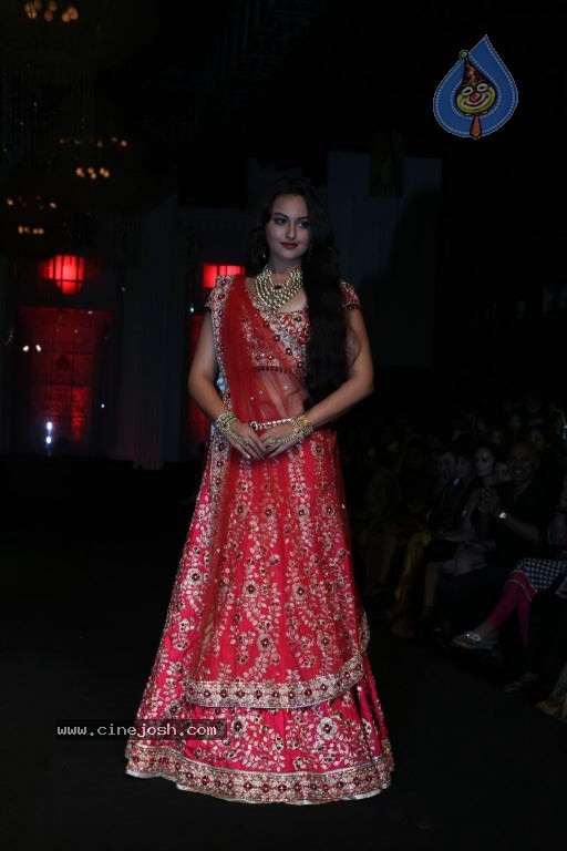 Bolly Celebs at Aamby Valley India Bridal Fashion Week - 9 / 54 photos
