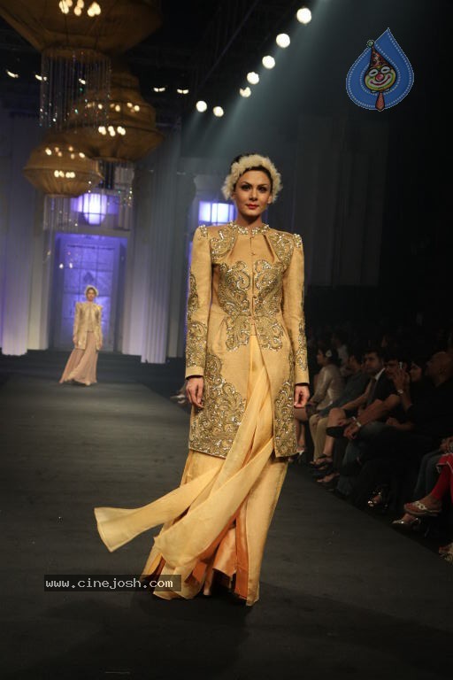 Bolly Celebs at Aamby Valley India Bridal Fashion Week - 12 / 54 photos