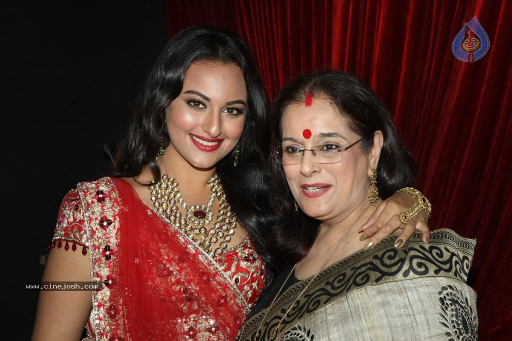Bolly Celebs at Aamby Valley India Bridal Fashion Week - 18 / 54 photos