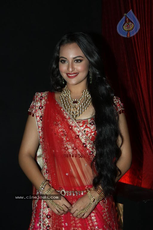 Bolly Celebs at Aamby Valley India Bridal Fashion Week - 39 / 54 photos