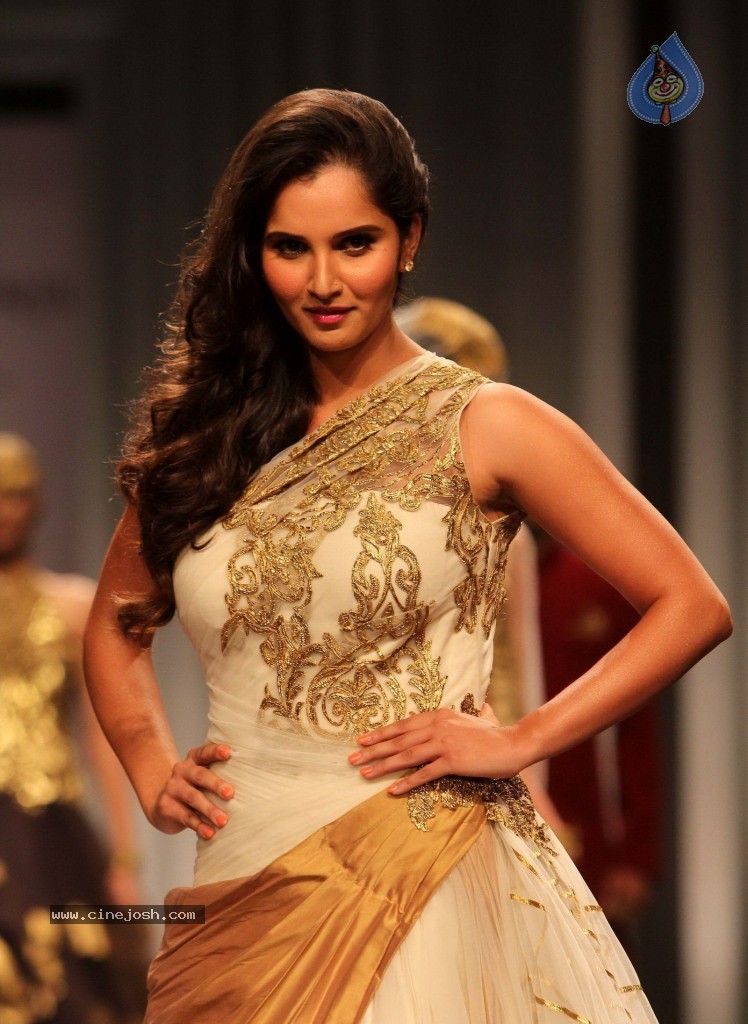 Bolly Celebs at Aamby Valley India Bridal Week 2013 - 4 / 84 photos