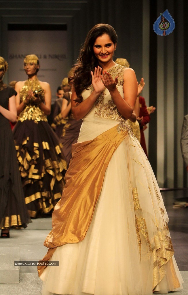 Bolly Celebs at Aamby Valley India Bridal Week 2013 - 67 / 84 photos
