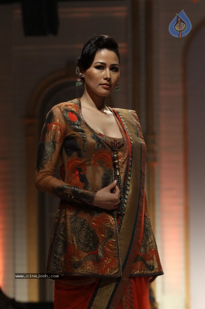 Bolly Celebs at Aamby Valley India Bridal Week 2013 - 83 / 84 photos