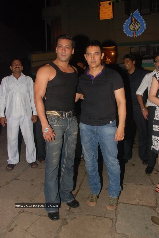 Bolly Celebs at Aamir Khan's bash for Gustavo Santaolalla - 2 / 18 photos