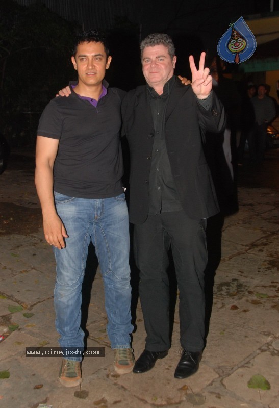 Bolly Celebs at Aamir Khan's bash for Gustavo Santaolalla - 5 / 18 photos