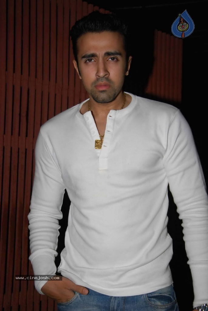 Bolly Celebs at Agneepath Movie Success Party - 26 / 150 photos
