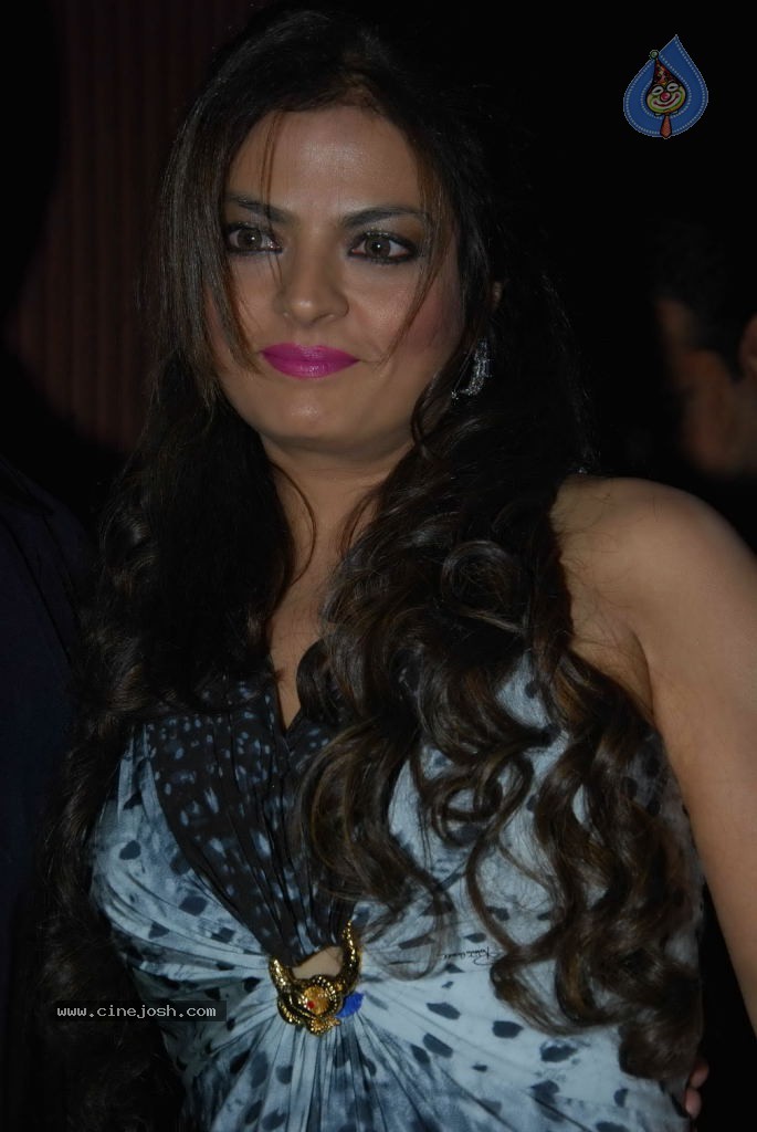 Bolly Celebs at Agneepath Movie Success Party - 107 / 150 photos