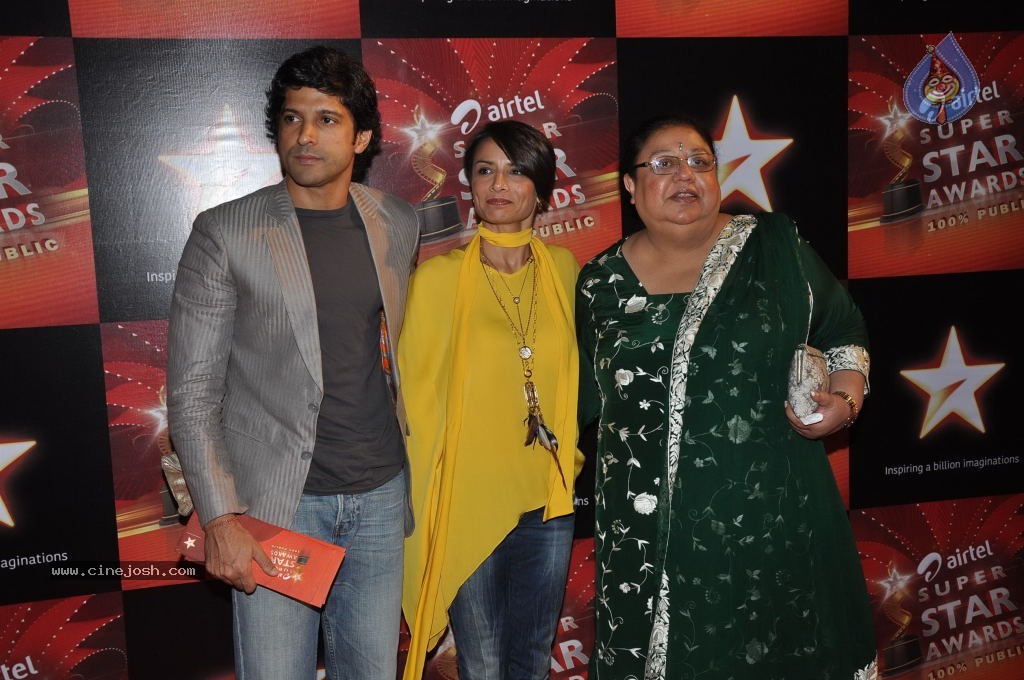 Bolly Celebs at Airtel SuperStar Awards - 53 / 65 photos