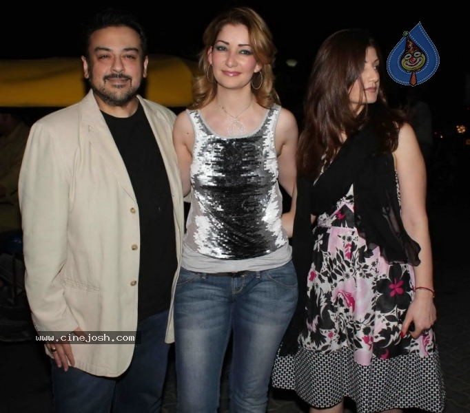 Bolly Celebs at Ameesha Patel Bash - 21 / 65 photos