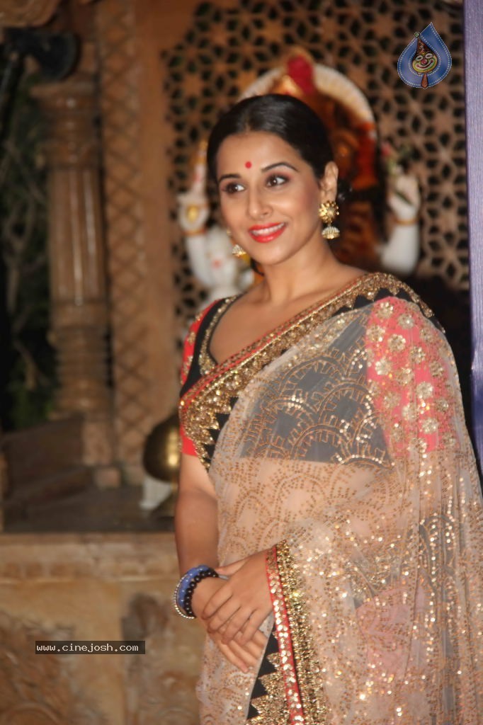 Bolly Celebs at Apsara Awards- 01 - 39 / 100 photos