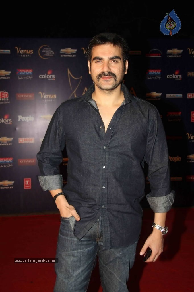 Bolly Celebs at Apsara Awards- 01 - 44 / 100 photos