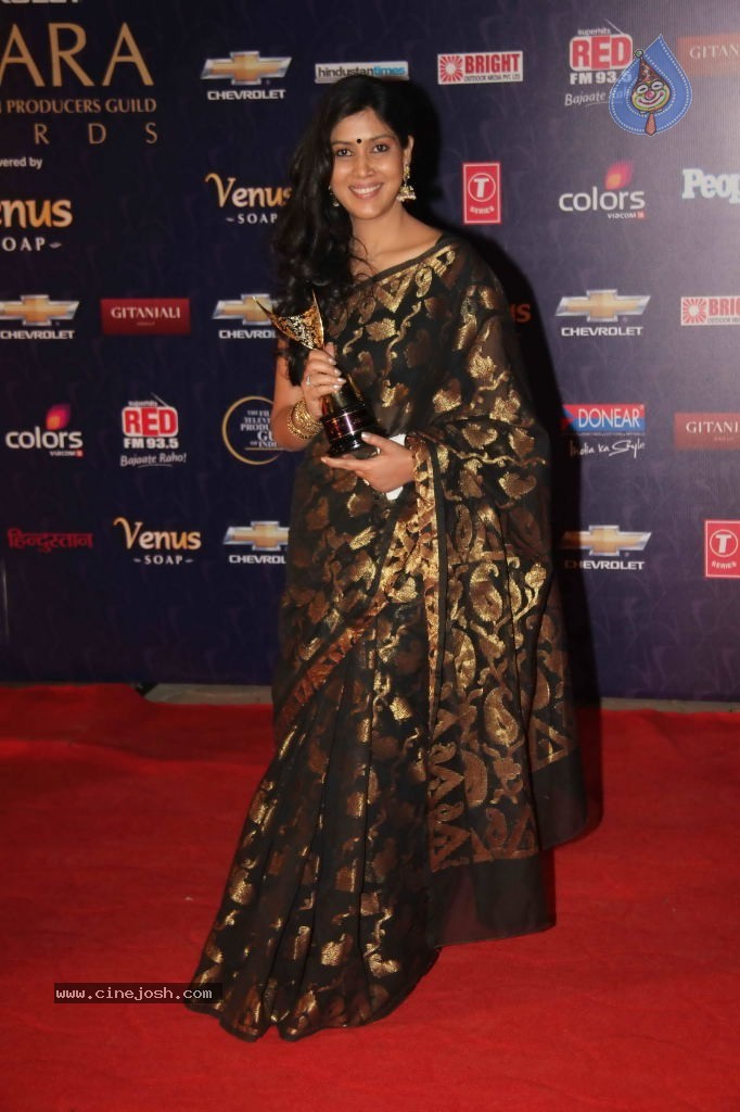 Bolly Celebs at Apsara Awards- 01 - 75 / 100 photos