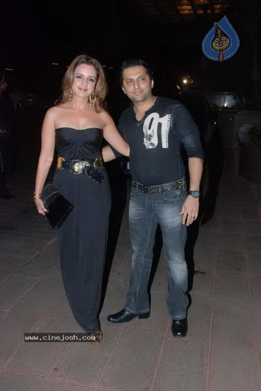 Bolly Celebs at Baba Dewan Bday Bash - 29 / 58 photos