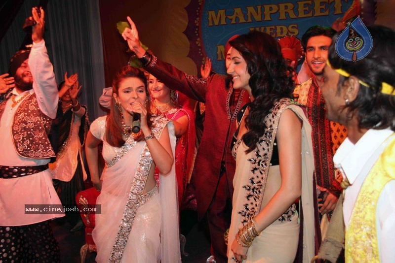 Bolly Celebs at Band Baaja Baaraat - 6 / 21 photos