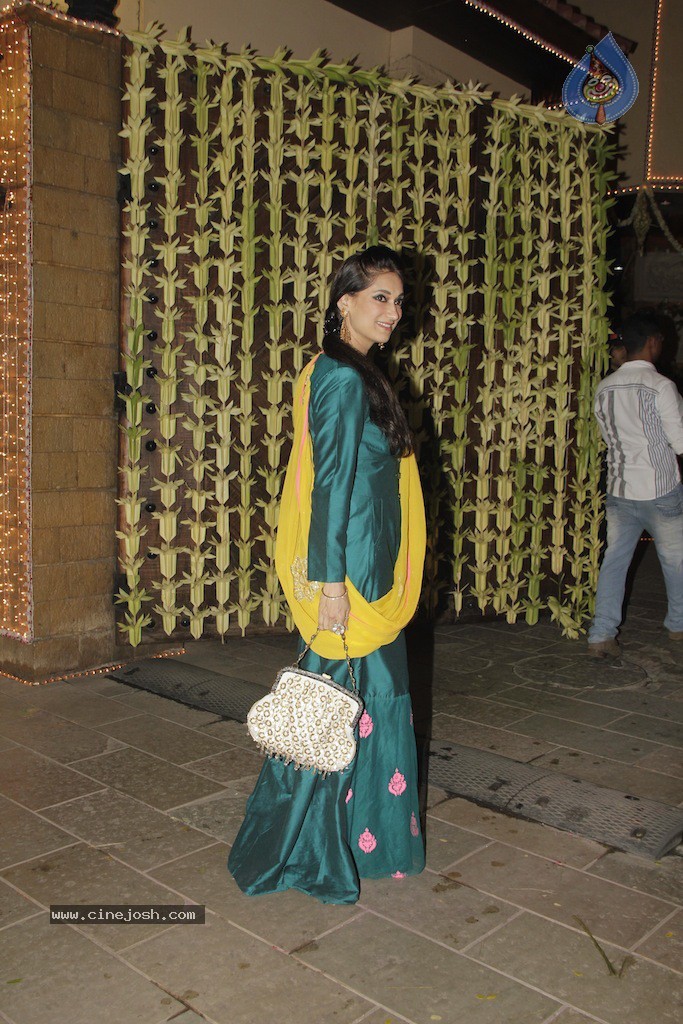 Bolly Celebs at Big B Diwali Party - 3 / 133 photos