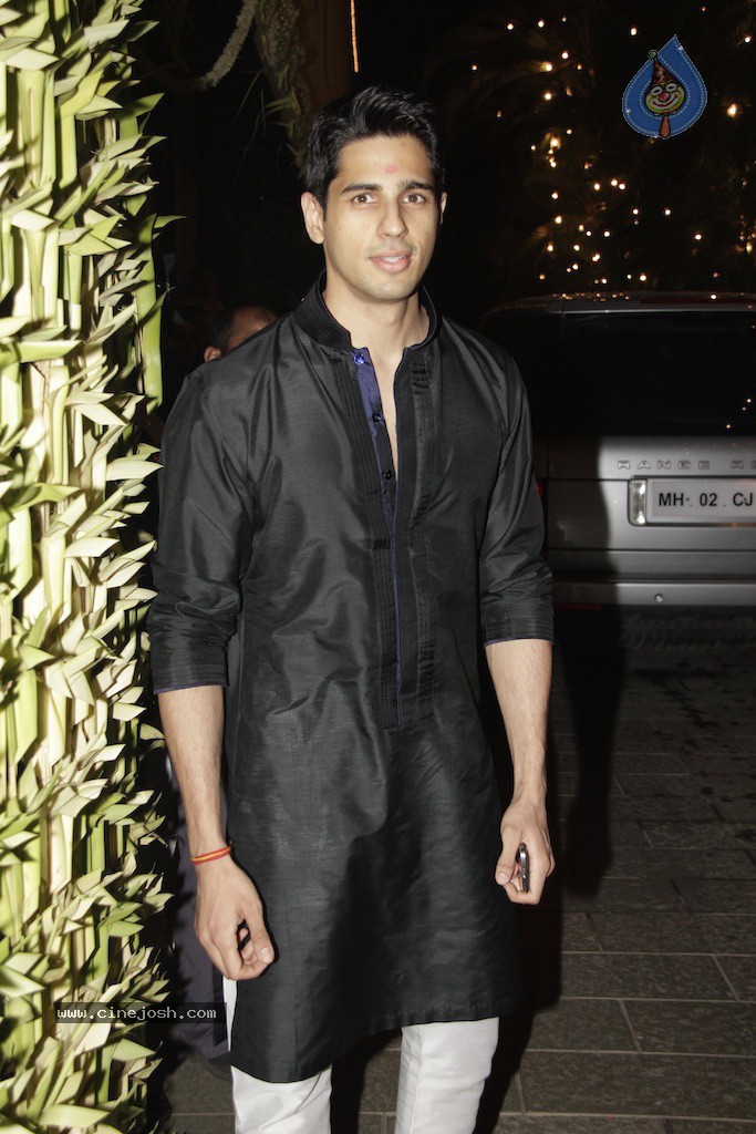 Bolly Celebs at Big B Diwali Party - 20 / 133 photos