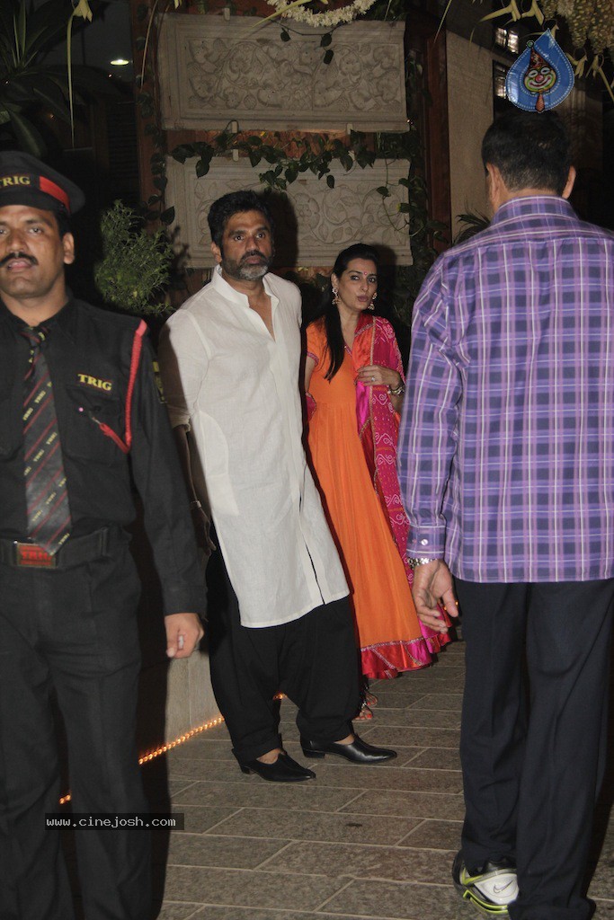 Bolly Celebs at Big B Diwali Party - 106 / 133 photos