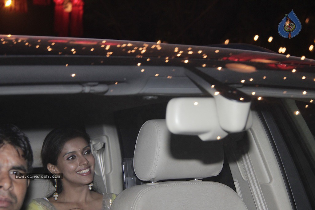 Bolly Celebs at Big B Diwali Party - 115 / 133 photos