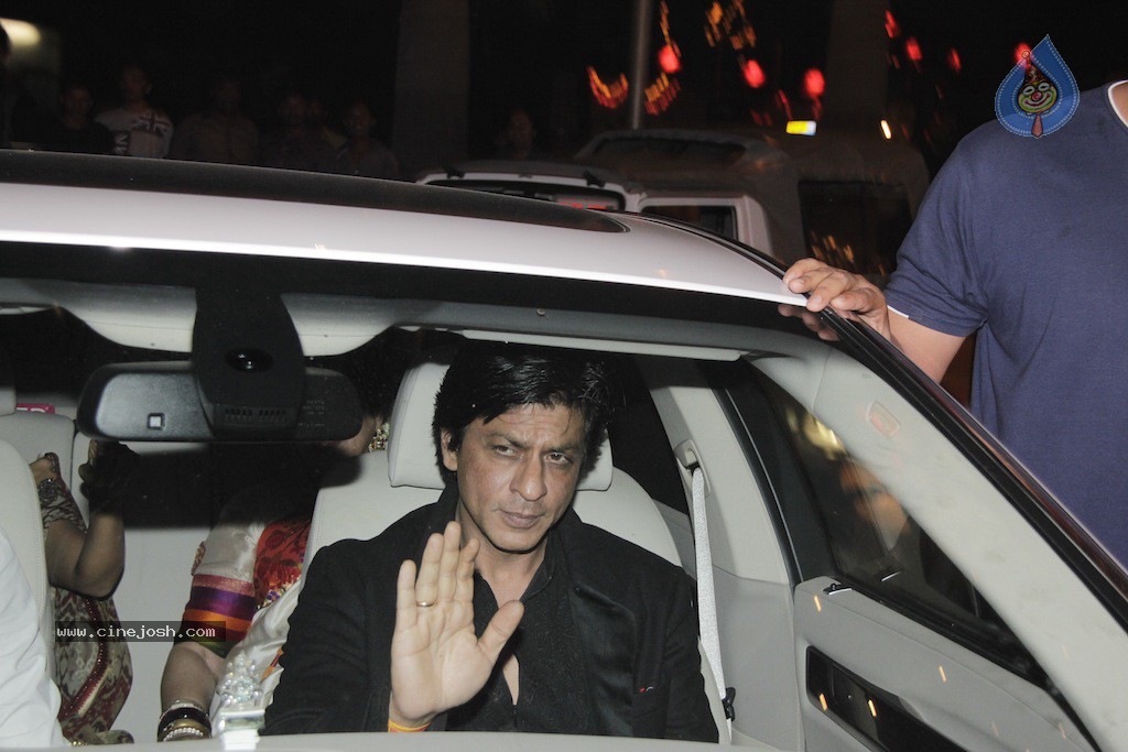 Bolly Celebs at Big B Diwali Party - 118 / 133 photos