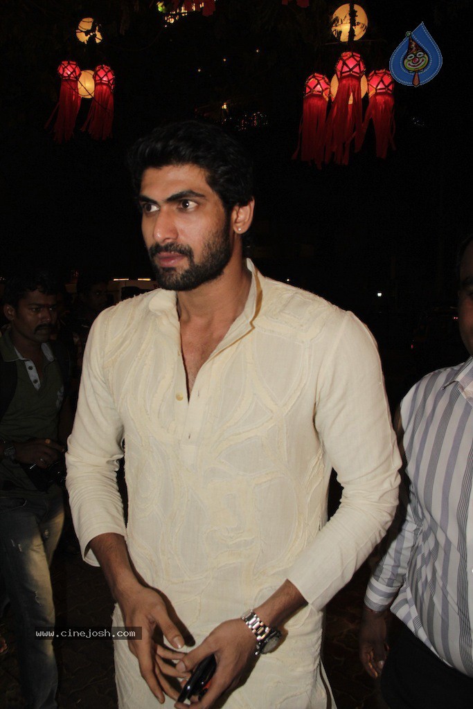 Bolly Celebs at Big B Diwali Party - 124 / 133 photos