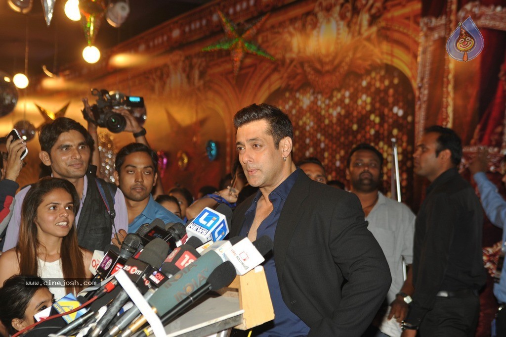 Bolly Celebs at Big Entertainment Awards 2014 - 32 / 110 photos