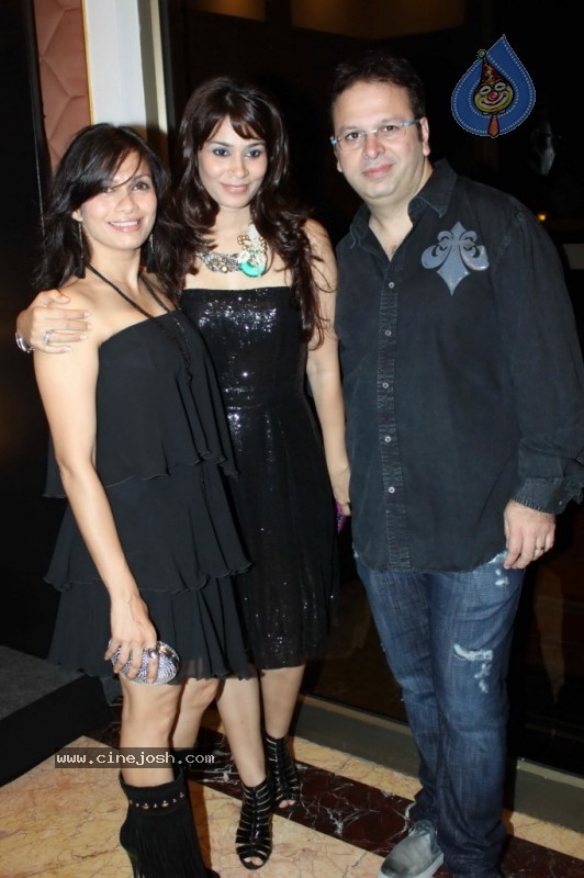 Bolly Celebs at Blenders Pride Fashion Show 2010 - 21 / 112 photos