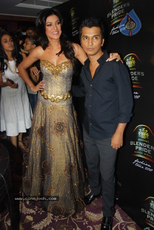 Bolly Celebs at Blenders Pride Fashion Show 2010 - 53 / 112 photos