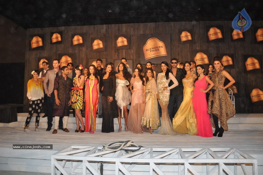 Bolly Celebs at Blenders Pride Fashion Tour 2012 - 21 / 52 photos