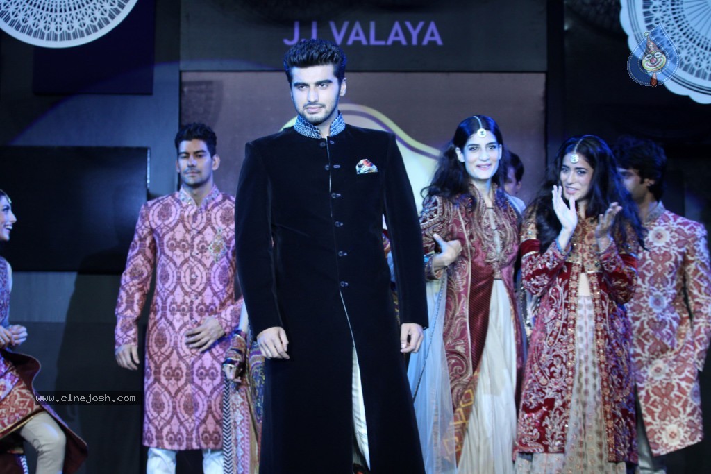 Bolly Celebs at Blenders Pride Fashion Tour 2013 - 41 / 107 photos