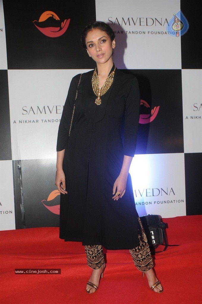 Bolly Celebs at Charity Art Auction Samvedna - 4 / 173 photos