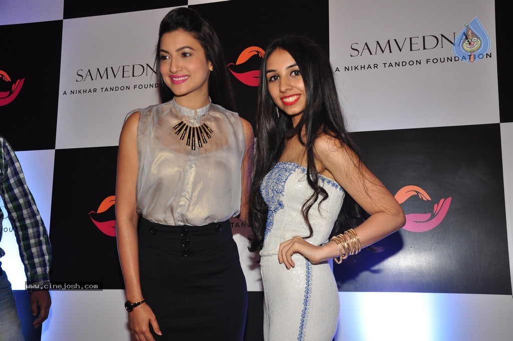 Bolly Celebs at Charity Art Auction Samvedna - 5 / 173 photos