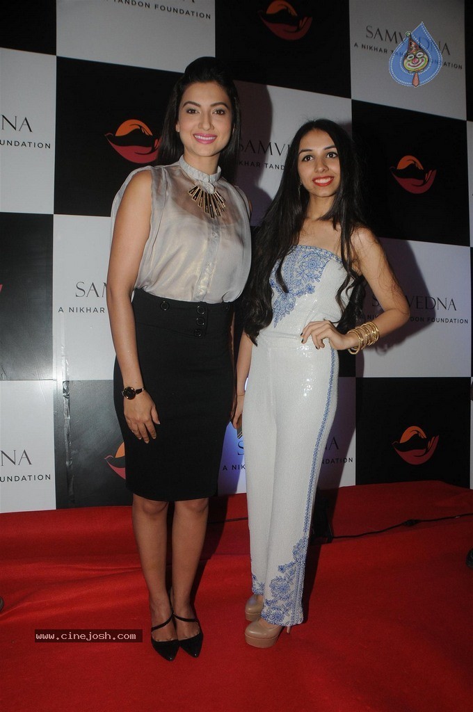Bolly Celebs at Charity Art Auction Samvedna - 13 / 173 photos